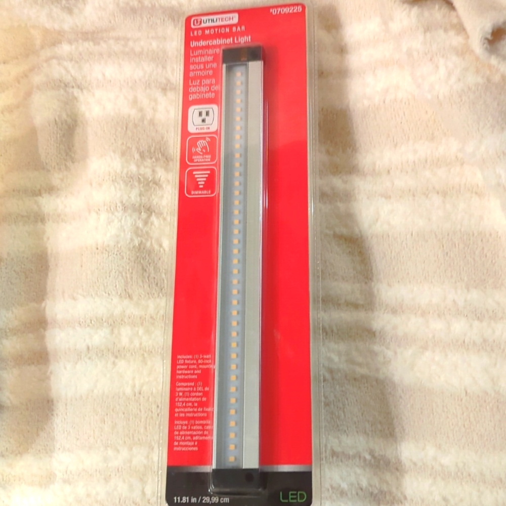 LED UNDER CABINET LIGHT/LED MOTION BAR. 11 3/4" long
